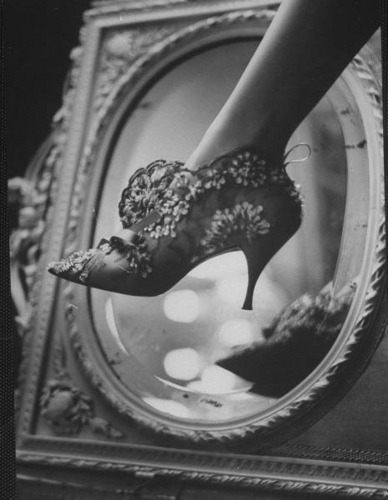 suicideblonde: wigglewarily: 1961 Dior (via myvintagevogue)