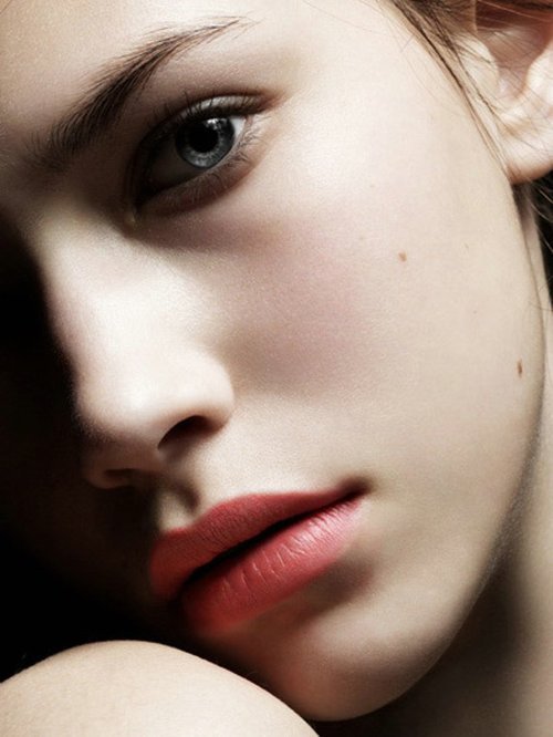 wasnowas:  perlamoda:  voristrip:  Face. Eyes and lips and beauty.  
