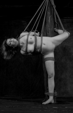 restraint:  sylvia-tom:  Allessandra Sidesuspension