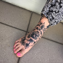 xdaveseven92:  One of my custom roses on a clients foot today ✌🏼️ 