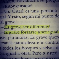 carpe-diem-sweetie:  im-your-luckystrike:  otra-weona:  el mejor libro de la vida  Cuál es?  Creo, CREO que es “Veronika decide morir.” Aunque no estoy 100% segura.