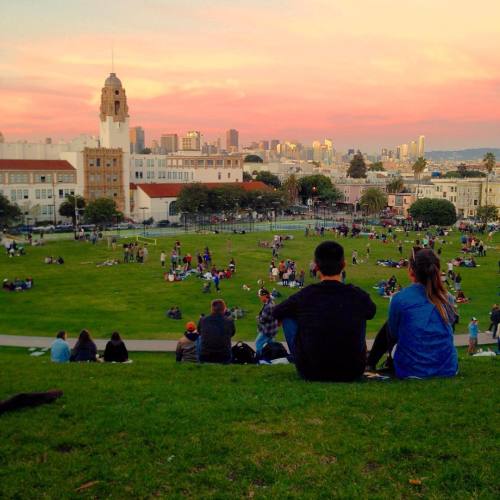 Picnic vibes, SF style #saturdate #bayarealove #randomcouple #creeperstatus (at Dolores Park)