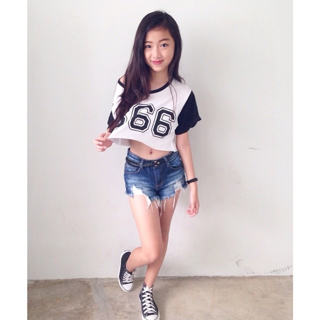 asiancumcollection:  Wow, lot of new followers. Here are more pictures of the girl