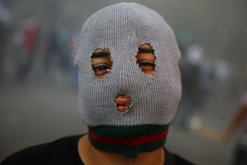 andreinandrea:  A Venezuelan protester poses for a portrait at Altamira square in Caracas. Estos son los estudiantes, que sin armas, protestan en Altamira, municipio Chacao, contra el gobierno de Nicolás Maduro, Jóvenes que luchan y arriesgan sus vidas