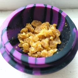 bluntburningprincess:  What I’m dabbing on: red bay crumble !!! Soooo tasty and looks so neat when it melts :) they’re like little golden nuggets 