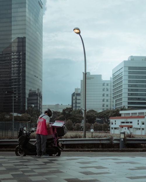 Package secured  . . . . . . #streetphotography #streets_vision #sonysingapore #singapore #SgStreetC