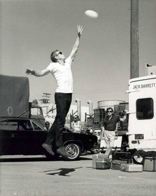 Steve McQueen playing with a frisbee on the set of Bullitt. (via Steve McQueen | ThisIsNotPorn.net -