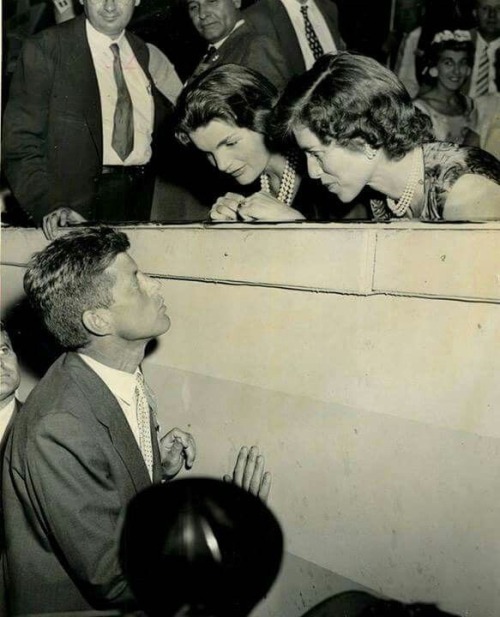 camelotera:Jack talking to his wife, Jacqueline and sister, Eunice Kennedy at DNC in 1956. 