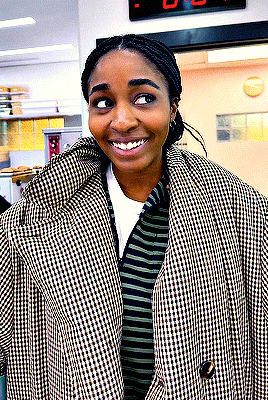 Ayo Edebiri | SEASON 3 OF THE BEAR DROPS NEXT MONTH ON HULU JUNE 27 YAHOO #thebear I Dont Know If Hashtags