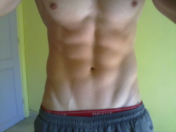 livinglifewithderek:  http://tinyurl.com/k3wrpna  Love his nips and abs omg i want him