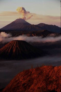 lvndcity:  Mont Bromo by Le Prussiate Rouge (2010)