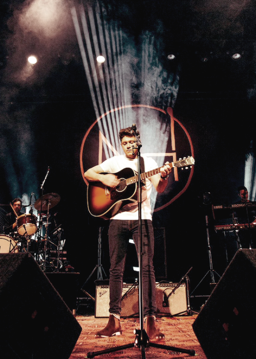 niallfeatlouis - Niall performing at the Olympia Theatre - 29/08