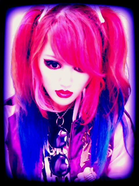 tokyo-fashion:  lisa-j-poole13:  O.o  Lisa!