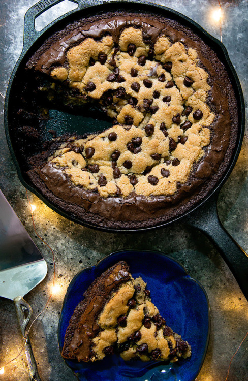 ihaveahugenicolasss:sninnamonsnoll:sweetoothgirl:DEEP DISH CHOCOLATE CHIP COOKIE SKILLET BROWNIE@iha