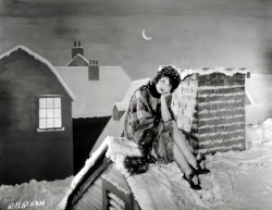 yelyahwilliams:  hoodoothatvoodoo:  Clara Bow awaits Santa on Christmas Eve   😍