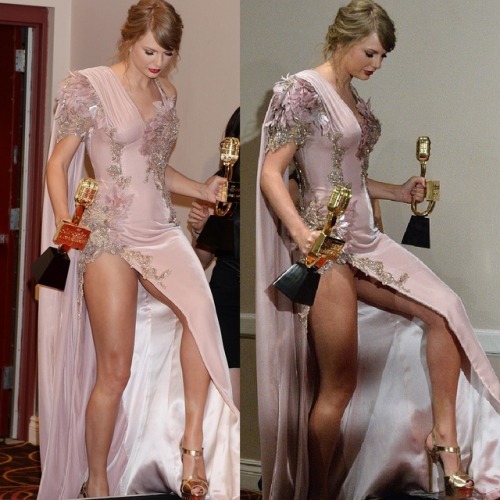 yumyumtaylor: Sexy Taylor Swift’s legs