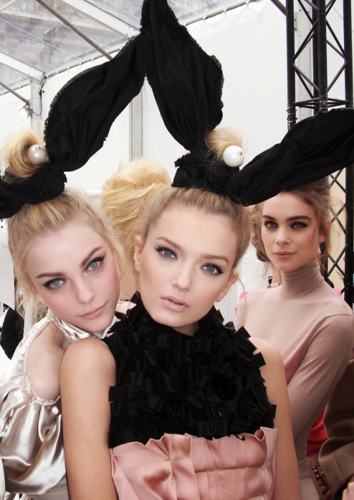 chanelresort: Jessica Stam, Lily Donaldson &amp; Kim Noorda backstage at Louis Vuitton F/W 2009