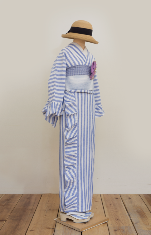 Not fond of the super soft color scheme but this frilly kimono is very cute (and a great idea to wid