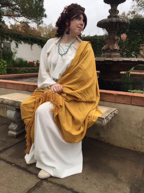 classicsenthusiast:bara-theon:made my costume for the Renaissance Faire this year loosely based on t