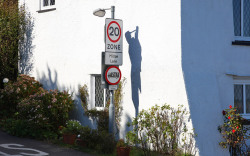 sixpenceee:  This shadow looks like a hanging