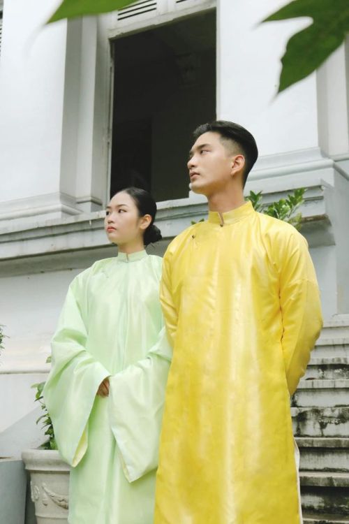 Beautiful simple áo ngũ thân and áo tấc in colonial French building of Nguyễn dynasty.Source: Hoa Ni