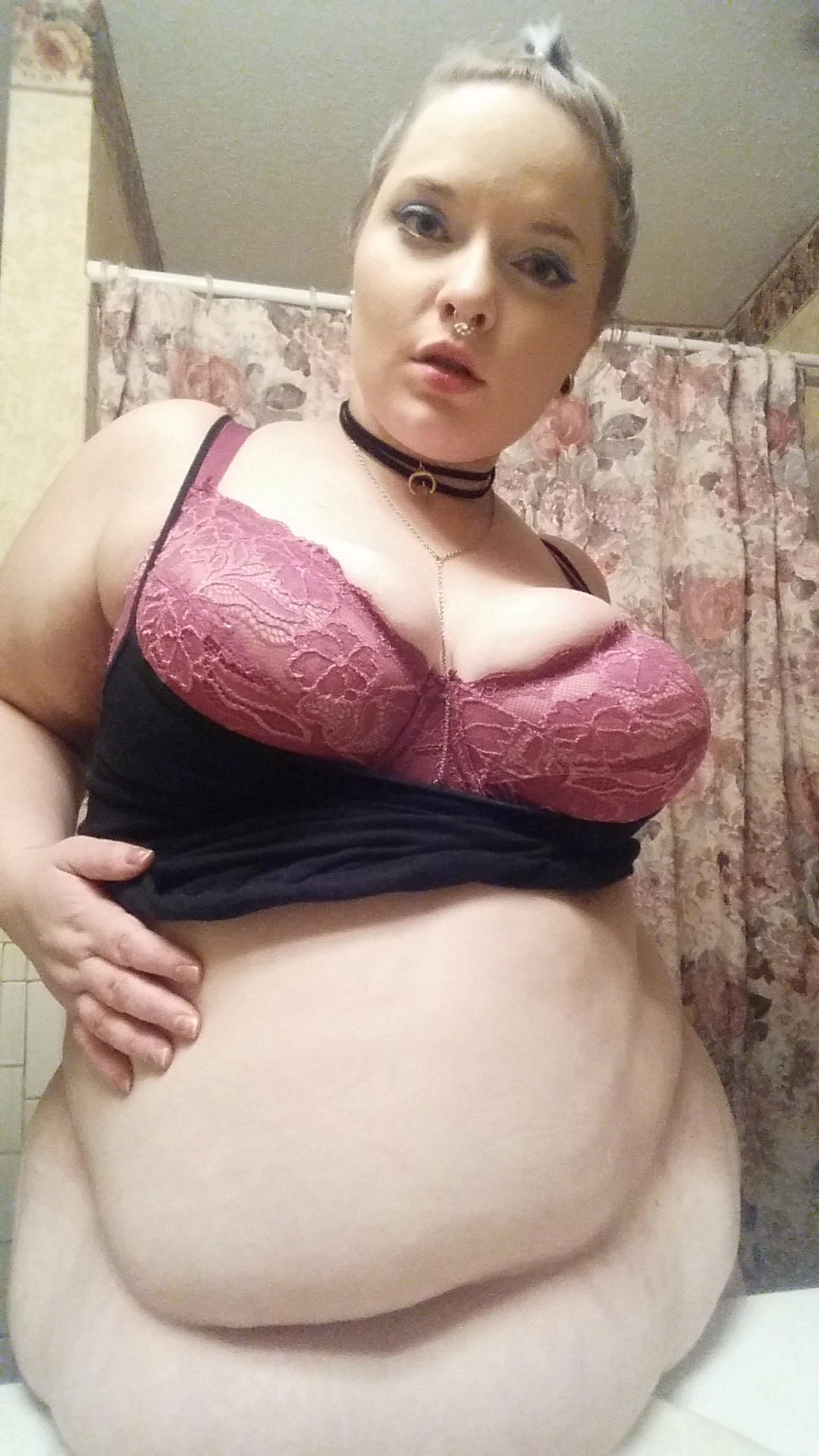 rollsofdestiny:Your body angle is the difference between looking like a BBW and an