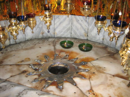 weirdpolis:eastiseverywhere:Silver star marking the spot where Jesus was born, Church of the Nativit