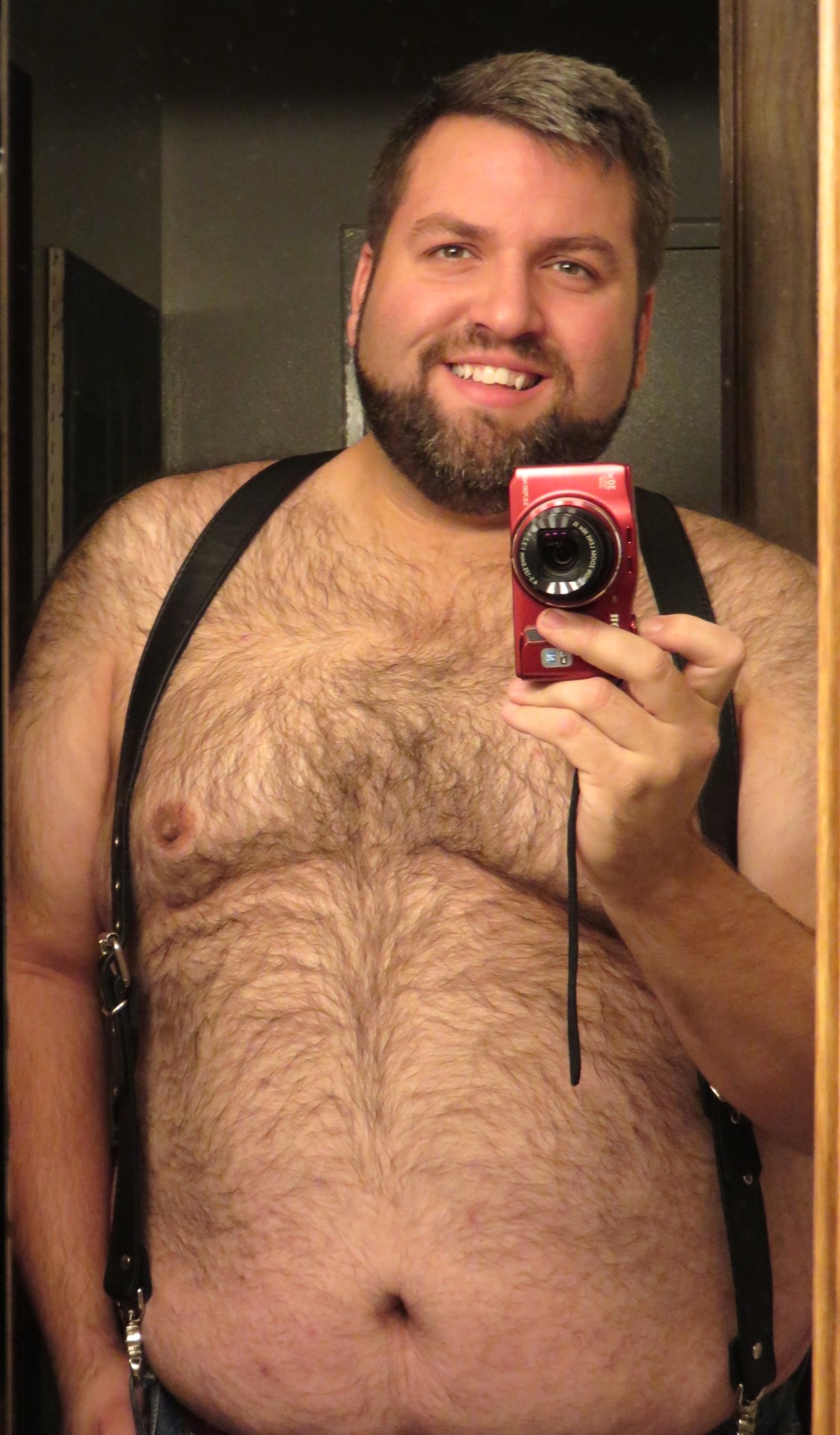 willcub:  Big old bear with a big old barrel chest.  Okay, I guess they look pretty