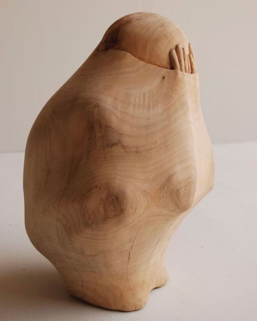 fillielitsa:Figures trapped within carved wood Sculptures by Tung Ming-Chin