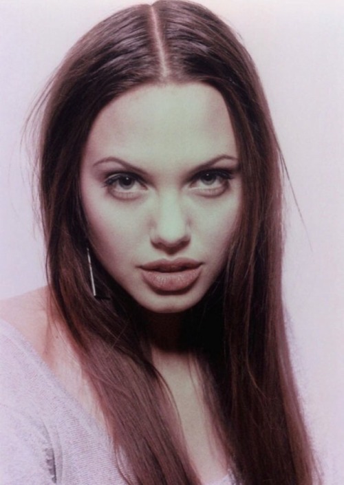 queenrosely:[Angelina Jolie]
