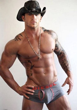 desbeauxmales:  Hot cowboy !!