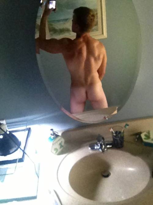 nakedguysfromkik:  Aww luv him!