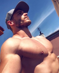 jon07:  That chest 😍 More @ jon07.tumblr.com