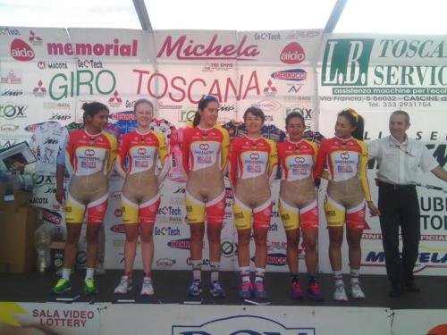 Massiv weltweit öffentliche Kritik am Trikot / Dress des kolumbianischen Radteams der Frauen. Warum?