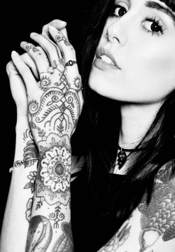 walnutwax:  HANNAH SNOWDON BY WALNUTWAX 