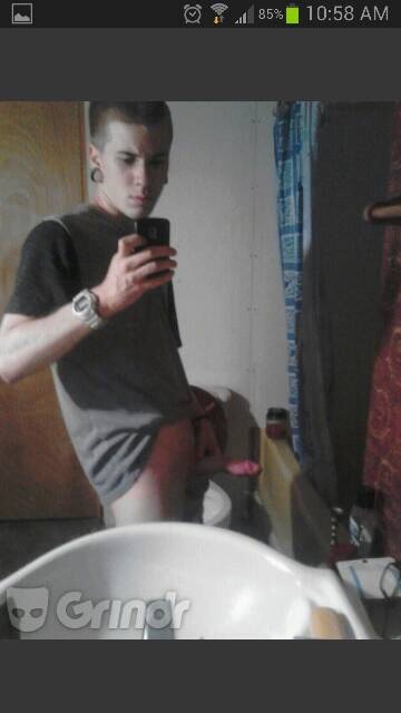 chadvic:  willwork4wood:  xxxgrindrxxx:  Follower Submission  Cutie  Hi