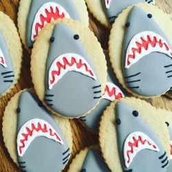 cupcakestakethecake:  Shark sugar cookies