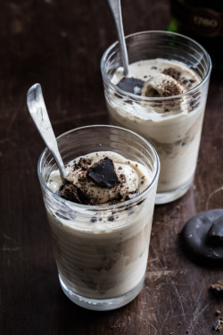 omg-yumtastic:  (Via: hoardingrecipes.tumblr.com) Irish Affogato - Get this recipe and more http://bit.do/dGsN  Oh