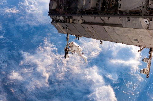 spaceexp:  Robert Curbeam on EVA outside the ISS 
