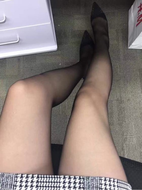 sexcocolinda:到公司了，一大早骚一波，憋好久了~需要一个器大的，好看又粗大的小哥哥小弟弟发图刺激我，今天总监出差 我自己在办公室噢.转发后的文字如果够刺激我会与你私信。