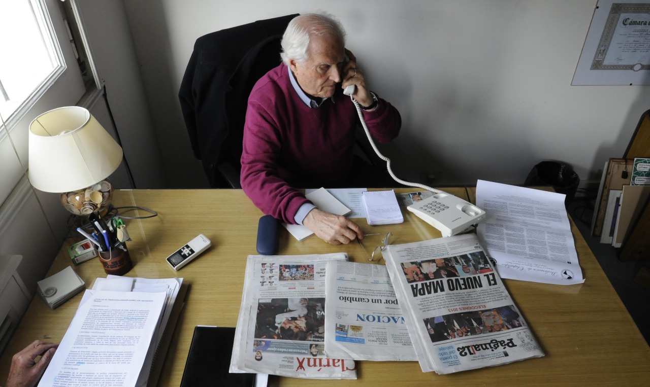 Fernando Pino Solanas, hoy lunes 28 de octubre de 2013, en sus oficinas del Barrio de Congreso, tras haber obtenido ayer el cargo de Senador en las elecciones, representando a UNEN. (Mario Quinteros)