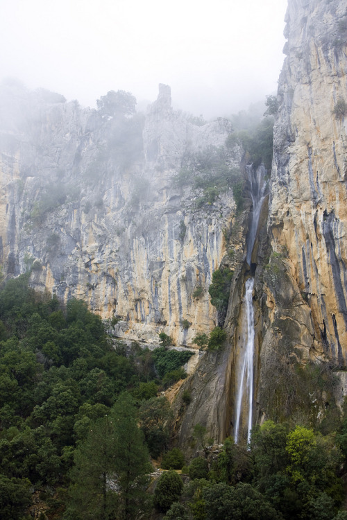 ominousraincloud:Linarejos Waterfall at Sierra de Cazorla | By Rubén Moreno Montolíu