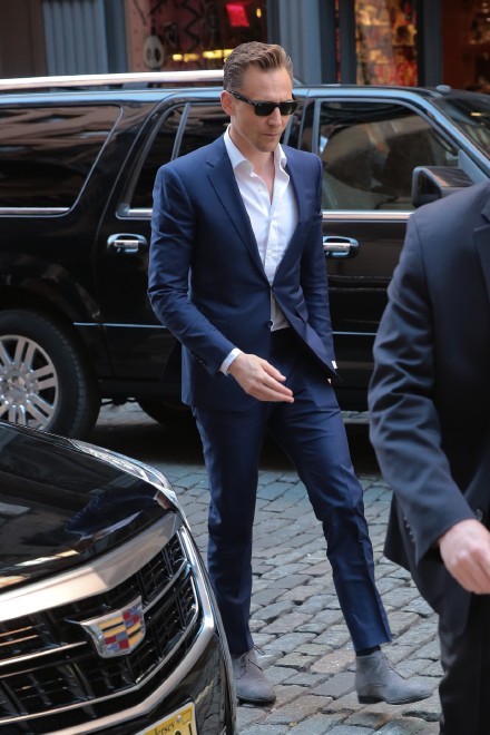 Porn Pics lolawashere:  Tom Hiddleston looks sharp