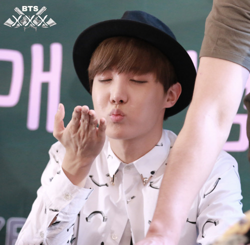 skiptheboringbits: bts69xxx: 140411 여의도 팬싸인회     제이홉♡ Do not edit the photo, ple