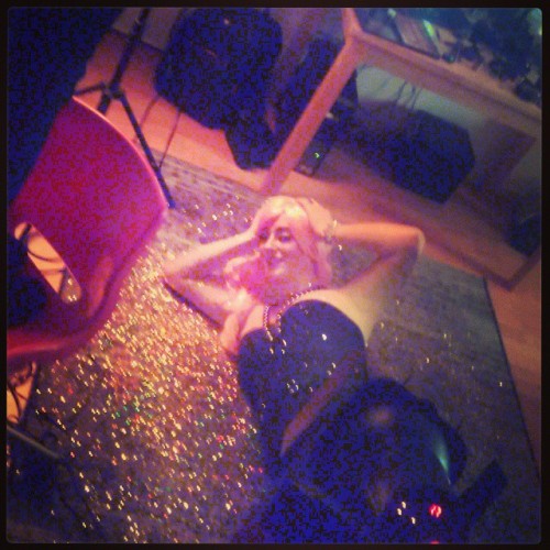 xlizzymeow:  A plain and standard afternoon in the livingroom #glitter #explosion #behindthescenes #