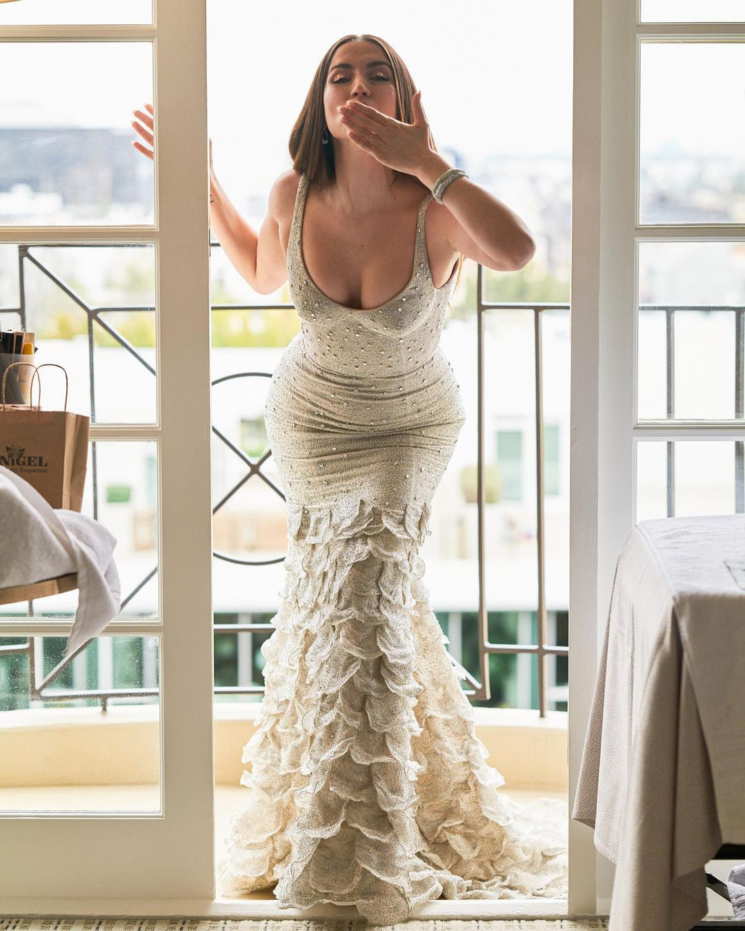 BAFTAS 2023: Ana de Armas dons blush Louis Vuitton gown