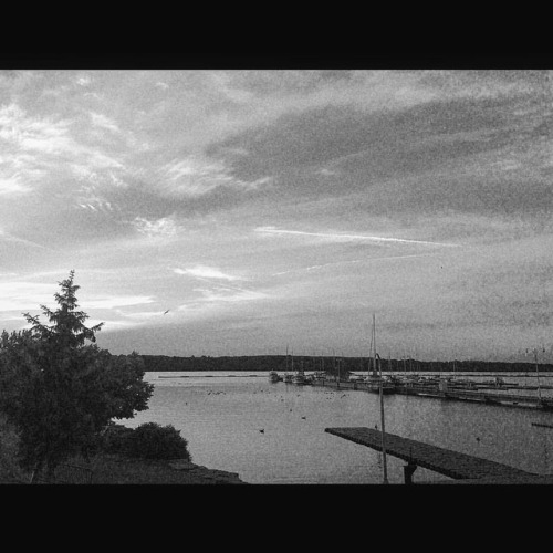 Missing the summer. . #sunset #hamiltonontario #covermephotography #beautiful #water #boats #pier 