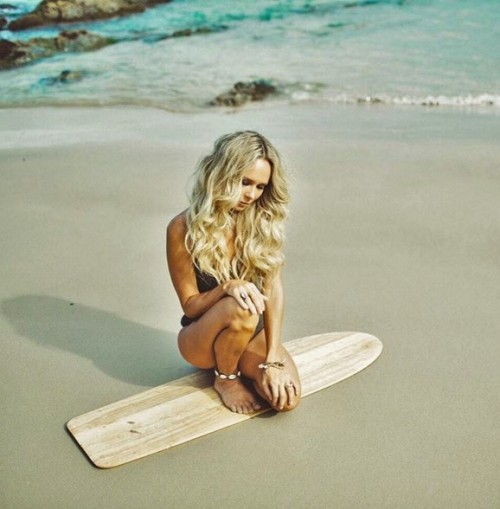 surferboianddollbaby: pc carly b Many thanks to cagestore for this link!The anklet tells a tale! To 