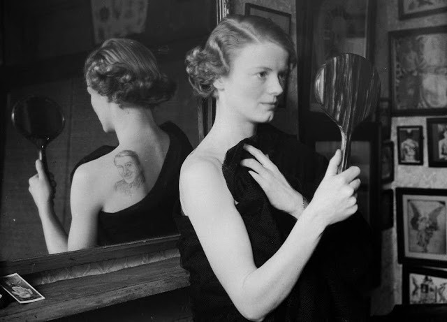fawnvelveteen:A film fan uses a mirror to admire the image of film star Gary Gooper