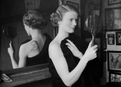 fawnvelveteen:A film fan uses a mirror to